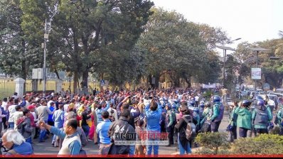 খালেদা জিয়া ফেরার পথে বিএনপিকর্মীদের বিশৃঙ্খলা সৃষ্টির চেষ্টা