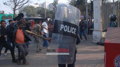 প্রিজন ভ্যান ভাঙচুরের পর পুলিশের ওপর হামলা (ছবি: নাসিরুল ইসলাম)