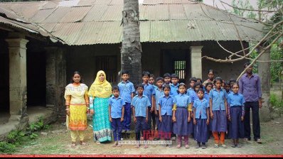 আত্রাইয়ের ভোঁপাড়ায় পরিত্যক্ত মাটির ঘরে চলছে পাঠদান