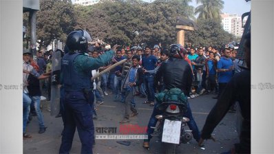 প্রিজন ভ্যান ভাঙচুরের পর পুলিশের ওপর হামলা (ছবি: নাসিরুল ইসলাম)