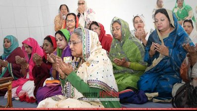 সিলেট পৌঁছেই তিন মাজার জিয়ারত করলেন প্রধানমন্ত্রী