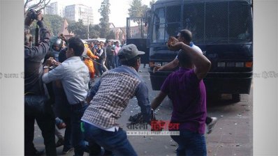 পুলিশের প্রিজন ভ্যানে হামলা
