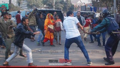 পুলিশের সঙ্গে সংঘর্ষে জড়িয়ে পড়ে বিএনপিকর্মীরা