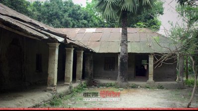 আত্রাইয়ের ভোঁপাড়ায় পরিত্যক্ত মাটির ঘরে চলছে পাঠদান