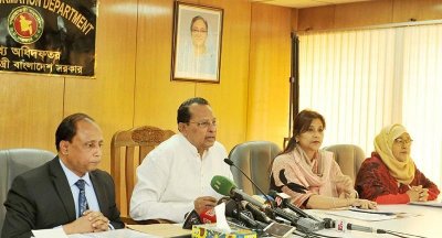 সংবাদ সম্মেলনে তথ্যমন্ত্রী হাসানুল হক ইনু, তথ্য প্রতিমন্ত্রী তারানা হালিম ও অন্যরা (ছবি: পিআইডি)