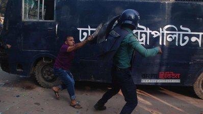 প্রিজন ভ্যান ভাঙচুরের পর পুলিশের ওপর হামলা (ছবি: নাসিরুল ইসলাম)