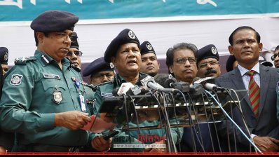 সাংবাদিকদের সঙ্গে কথা বলছেন ডিএমপি কমিশনার