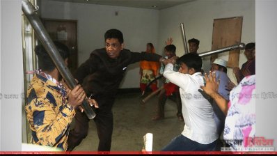 বিজিএমইএ ভবনের ভেতরে শ্রমিকরা