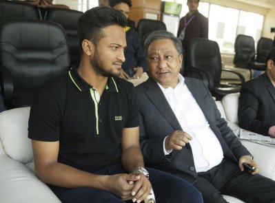 চট্টগ্রামে বিসিবি সভাপতি নাজমুল হাসানের সঙ্গে খেলা দেখছেন সাকিব। ছবি-বিসিবি