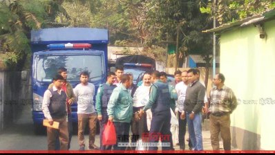 আদালতে নেওয়ার জন্য ডিবি কার্যালয় থেকে বের করা হচ্ছে গয়েশ্বর চন্দ্র রায় ও অনিন্দ্য ইসলাম অমিতকে