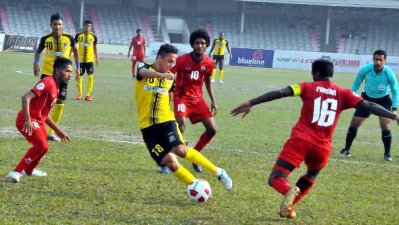 সাইফের (হলুদ জার্সি) আক্রমণ ব্যর্থ করেছে টিসি স্পোর্টস