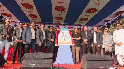 জয় বাংলা প্রথম বিভাগ ফুটবল লিগের লোগো উন্মোচনে বাফুফের কর্তাব্যক্তিরা। ছবি: বাফুফে