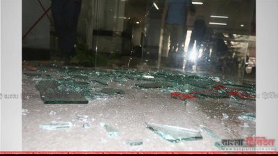 বিজিএমইএ ভবনের ভেতরে গ্লাস ভাঙচুর