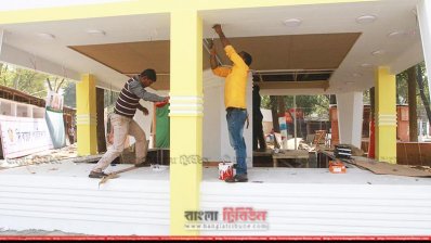 স্টলগুলোতে চলছে শেষ মুহূর্তের প্রস্তুতি (ছবি- নাসিরুল ইসলাম)