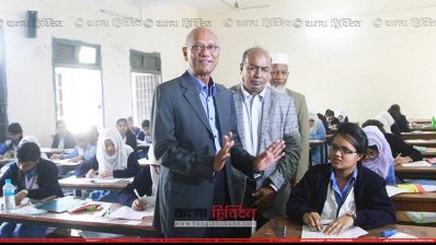 পরীক্ষাকেন্দ্র পরিদর্শনে শিক্ষামন্ত্রী