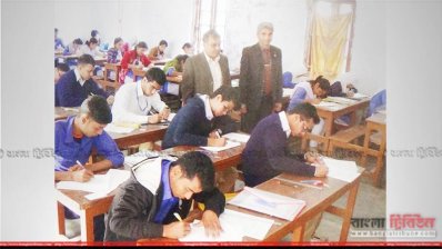 কেন্দ্র পরিদর্শন করছেন ময়মনসিংহ শিক্ষা বোর্ডের চেয়ারম্যান অধ্যাপক ড. গাজী হাসান কামাল