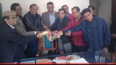 দায়িত্ব গ্রহণকালে অন্যান্যের মধ্যে হাসিবুল আলম প্রধান (ছবি- প্রতিনিধি)