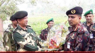 বিজিবি ও বিএসএফের মধ্যে ফুল দিয়ে শুভেচ্ছা বিনিময়