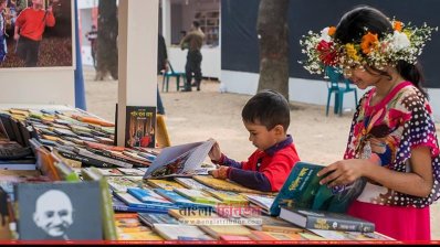 স্টলে বই দেখছে ক্ষুদে পাঠকরা (ছবি- সাজ্জাদ হোসেন)
