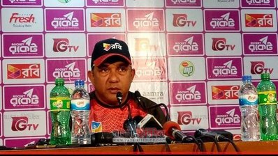 সংবাদ সম্মেলনে বাংলাদেশ দলের টেকনিক্যাল ডিরেক্টর খালেদ মাহমুদ সুজন