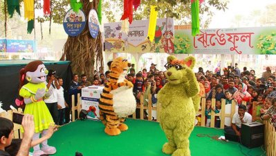 সিসিমপুরের চরিত্ররা মঞ্চে উঠে এলে শিশুদের উচ্ছ্বাস ছিল দেখার মতো (ছবি- ফোকাস বাংলা)
