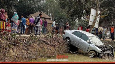 ট্রেনের ধাক্কায় বিধ্বস্ত প্রাইভেটকার