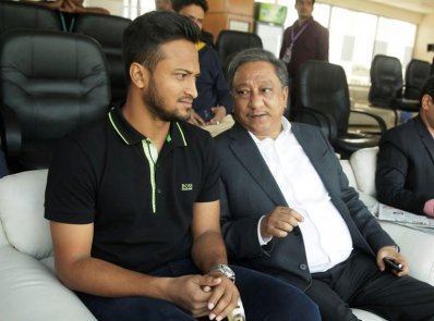   বিসিবি সভাপতি নাজমুল হাসানের সঙ্গে চট্টগ্রাম টেস্টের প্রথম দিনের খেলা দেখেন সাকিব। ছবি-বিসিবি