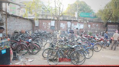 বাজার করতে আসা মানুষের সাইকেল রাখার স্থান এ পার্ক