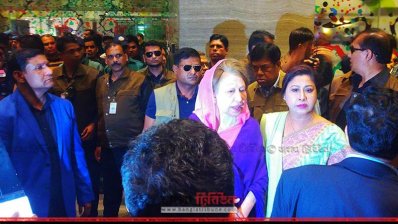 বিএনপির জাতীয় নির্বাহী কমিটির সভা শেষে বেরিয়ে যাচ্ছেন খালেদা জিয়া (ছবি- সাজ্জাদ হোসেন