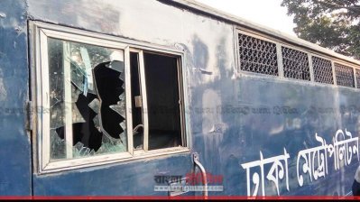 পুলিশের প্রিজন ভ্যানে ভাঙচুরের ঘটনা
