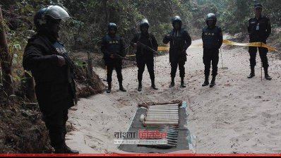 সাতছড়িতে র&zwnj;্যাবের অভিযানে উদ্ধার করা গোলা