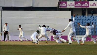 দিনের শেষ ওভারে মুশফিকের আউটে শ্রীলঙ্কার উল্লাস। ছবি-বিসিবি