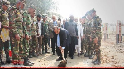 মসজিদের নির্মাণকাজের উদ্বোধন করছেন রাজউকের চেয়ারম্যান মো. আব্দুর রহমান