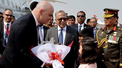 আঁলা বেরসেকে ফুল দিয়ে স্বাগত জানানো হচ্ছে বিমানবন্দরে