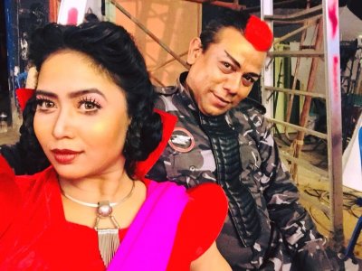 শুটিংয়ের ফাঁকে ভাবনা-শতাব্দীর সেলফি