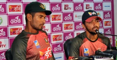 সংবাদ সম্মেলনে কথা বলছেন মুমিনুল, পাশে অধিনায়ক মাহমুদউল্লাহ। ছবি-বিসিবি