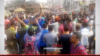 পরীক্ষা পেছাতে শিক্ষার্থীদের রেলগেটে অবরোধ