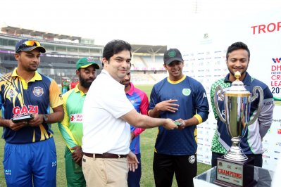 ট্রফি উন্মোচন অনুষ্ঠানে রাজ্জাক-সাকিবের সঙ্গে সিসিডিএম চেয়ারম্যান কাজী ইনাম আহমেদ (ছবি: বিসিবি)