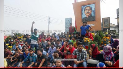 পরীক্ষা পেছাতে শিক্ষার্থীদের আন্দোলন