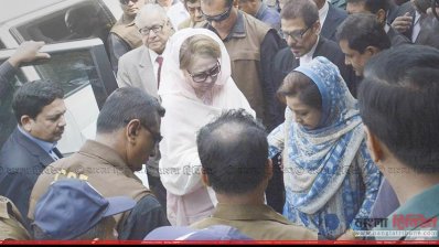 আদালতে হাজিরা দিতে আসা খালেদা জিয়া