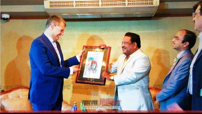 আজারবাইজানের পর্যটন উপমন্ত্রী আদিল সামাদোবকে শুভেচ্ছা স্মারক তুলে দেন শাহজাহান কামাল 