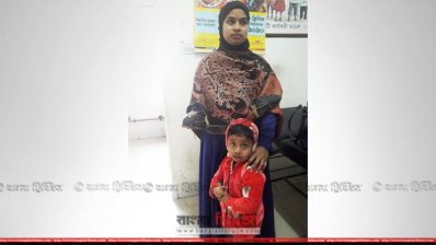 মা নুরুন্নাহারের হাতে ছেলে সাইয়্যেদের জন্য তৈরি বিশেষ ধরনের জুতা