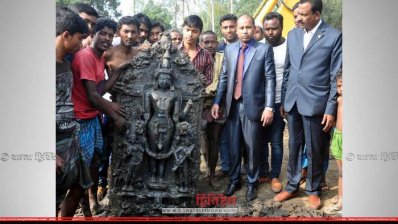 উদ্ধার হওয়া কষ্টি পাথরের মূর্তি