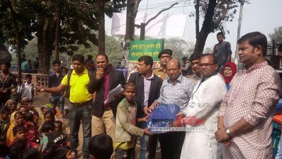 কম্বল বিতরণ করছেন মাদকদ্রব্য অধিদফতরের মহাপরিচালক মোহাম্মদ জামাল উদ্দীন আহমেদ