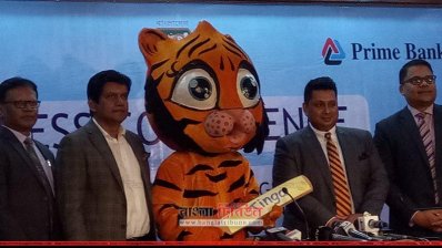 স্কুল ক্রিকেটের মাসকট টিঙ্গার সঙ্গে আয়োজকরা। ছবি- রবিউল ইসলাম। 