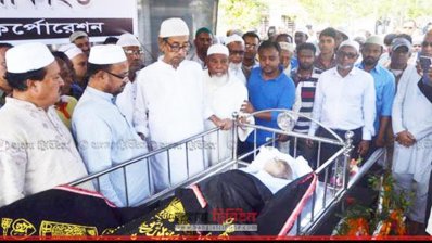 প্রয়াত ভাষা সৈনিক গাজী শহীদুল্লাহর মরদেহের পাশে (বাঁ থেকে তৃতীয়) আরেক ভাষা সৈনিক এম নুরুল ইসলাম দাদু