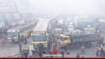 ফেরি চলাচল বন্ধ থাকায় পাটুরিয়া ঘাটে আটকা পড়া যানবাহনের সারি