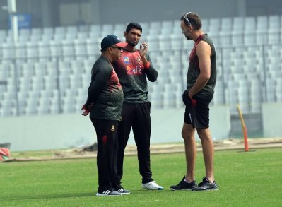 টেকনিক্যাল ডিরেক্টর খালেদ মাহমুদ সুজন আর ফিল্ডিং কোচ রিচার্ড হ্যালসেলের সঙ্গে রণপরিকল্পনায় ব্যস্ত মাহমুদউল্লাহ। ছবি-বিসিবি