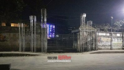 অস্থায়ী আদালতের ফটক (ছবি: রাফসান জানি)