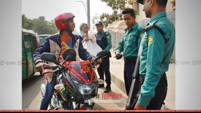 রাজধানীতে পুলিশের তল্লাশি